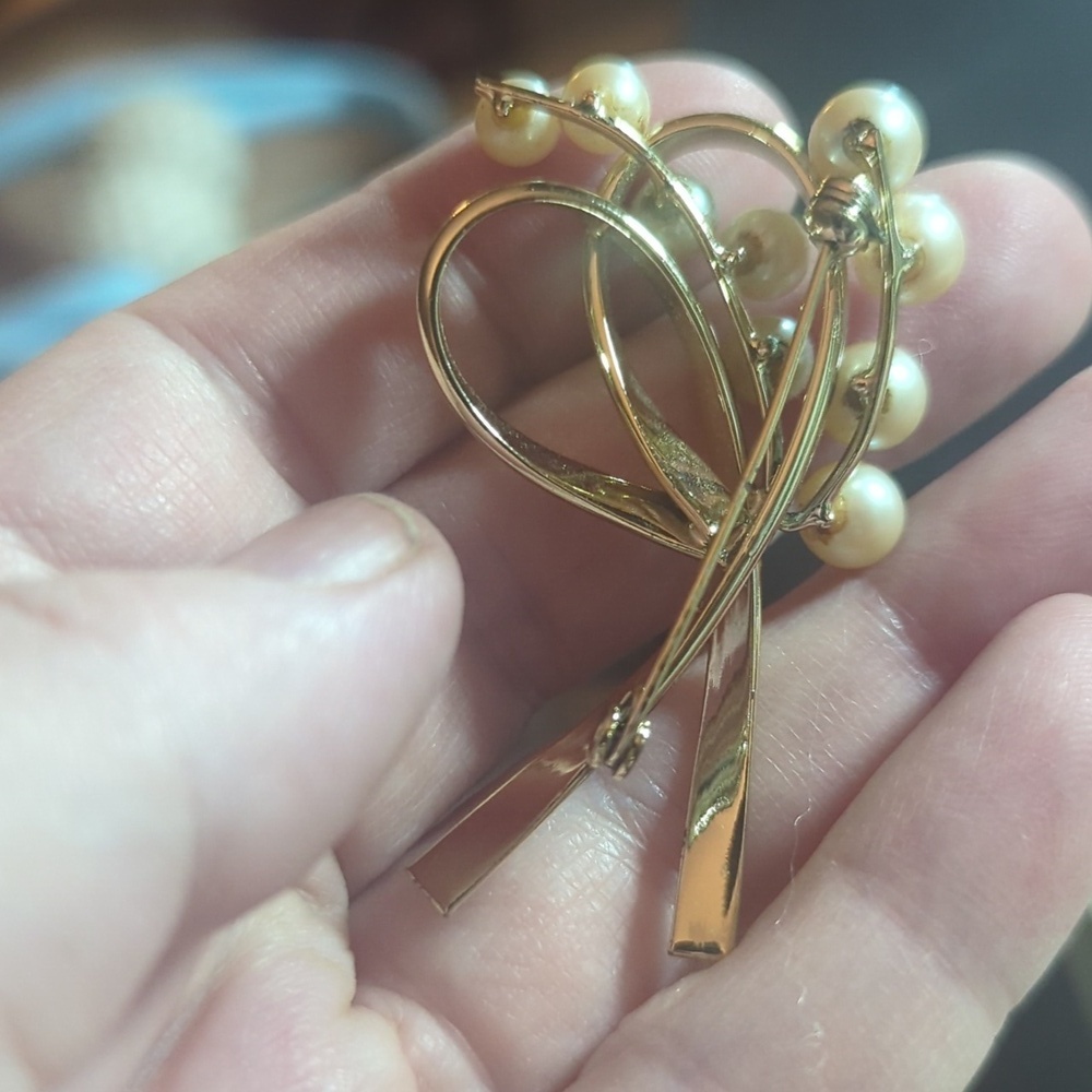 Vintage Elegant Pearl and Gold Plated Brooch And Earring  Set - Picture 2 of 6